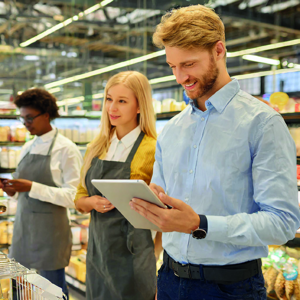 Checkpoint Trainer erklärt Warensicherung im Store